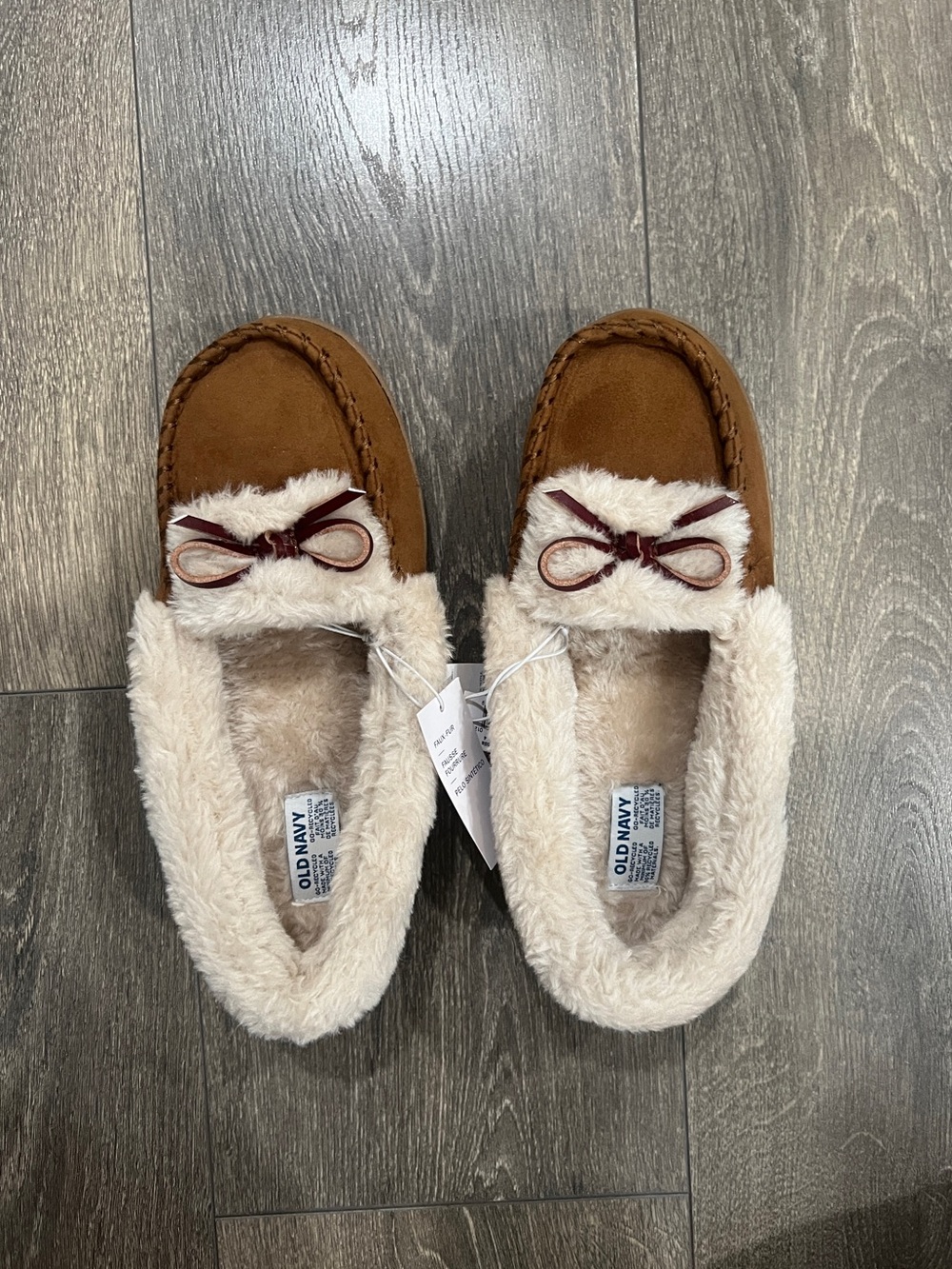BNWT Cozy-Lined Moccasin Slippers for Women - size 6